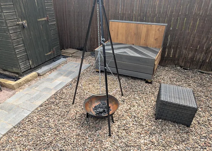 Newly Refurbished 3 Bed House With 2-sided Wood Burner And Garden In Holiday home *