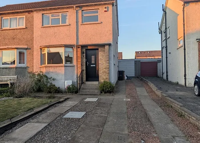 Newly Refurbished 3 Bed House With 2-sided Wood Burner And Garden In Holiday home *