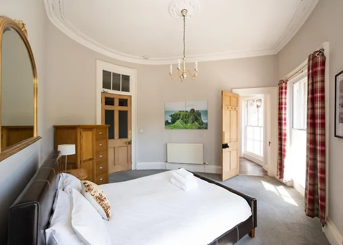 Windsor Street Apartment *