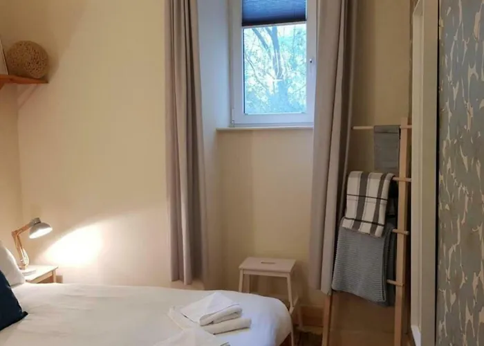 Апартаменты 3 Bedroom Next To Leafy Meadows