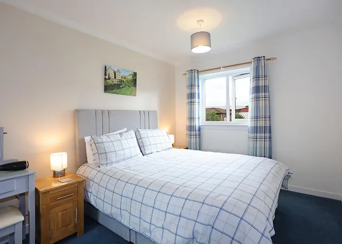 Ideal Location With Free On-site Private Parking Lägenhet