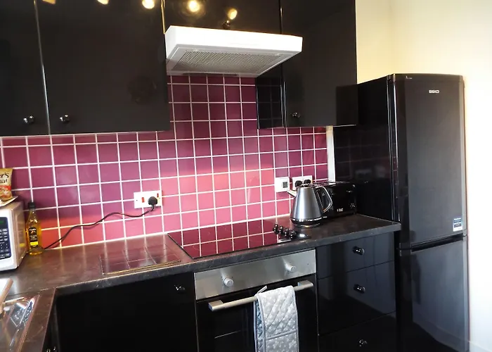 Ideal Location With Free On-site Private Parking Lägenhet *