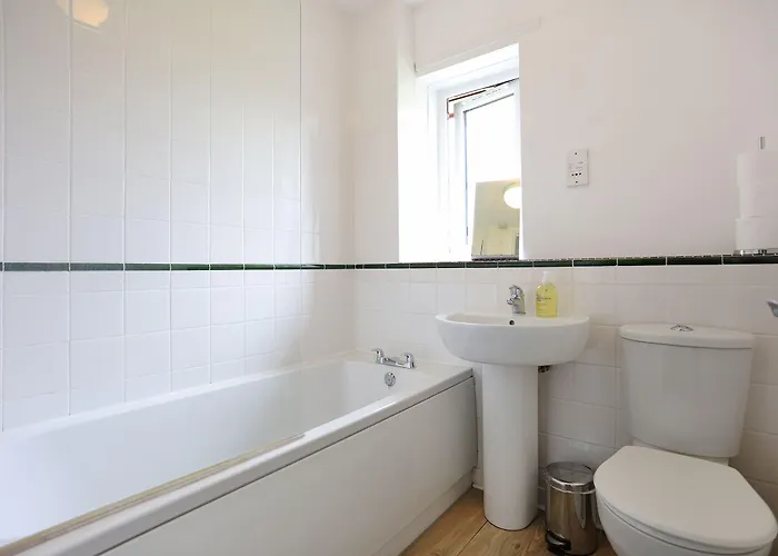 Ideal Location With Free On-site Private Parking Lägenhet *