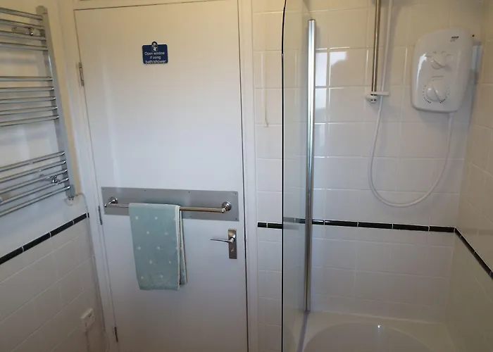 Ideal Location With Free On-site Private Parking Lägenhet *