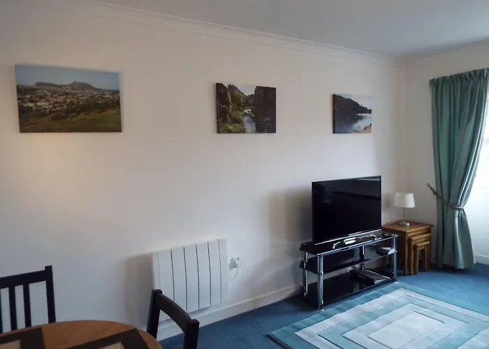 Ideal Location With Free On-site Private Parking Lägenhet *