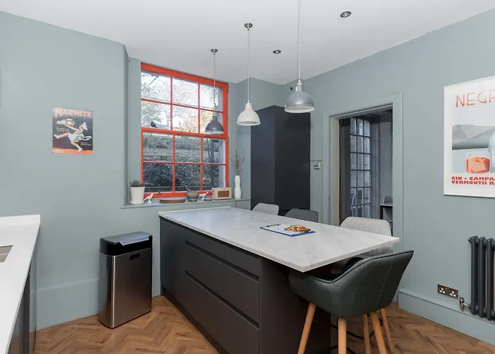 Апартаменты Beautiful & Bright 2bd Flat - Haymarket *