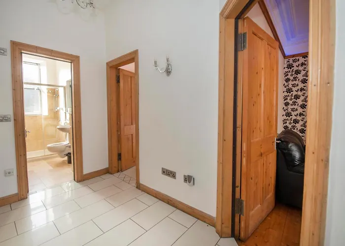 Semesterbostad Roomy 1 Level Free Parking Edinburg