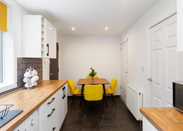 The Urban Nest - Vibrant 3 Bed With Garden בית נופש אדינבורו