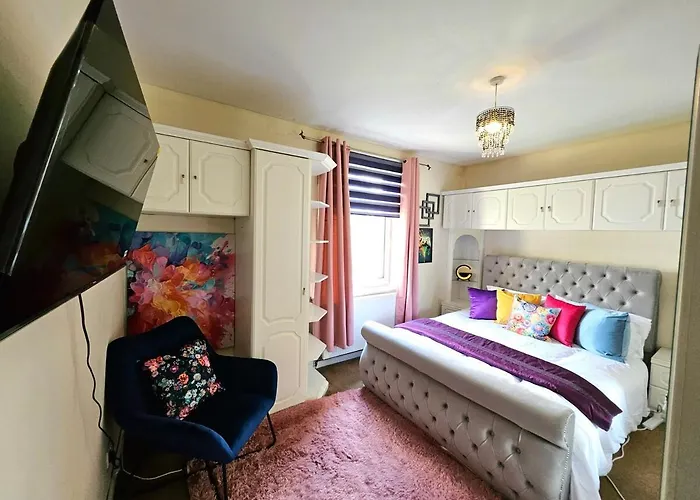 2 Bed Apt, 4 Beds, 3 Tvs Parking * Edynburg