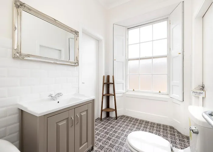 Chic And Stylish 2-bedroom Near Centre