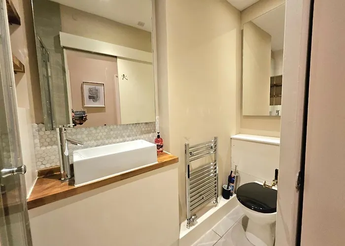 2 Bedroom Apt, 4 Beds, 3 Tv Near Fountain Park Apartment Edinburgh