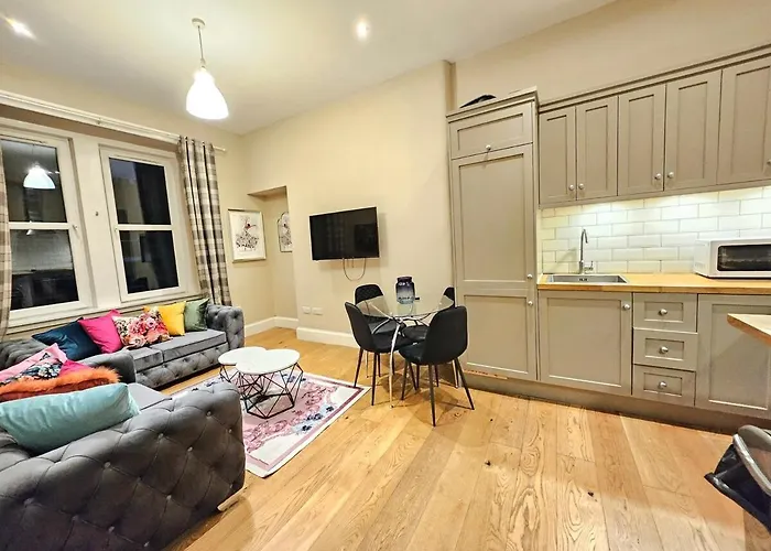 2 Bedroom Apt, 4 Beds, 3 Tv Near Fountain Park * Edinburgh