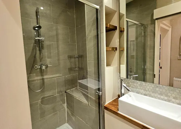 2 Bedroom Apt, 4 Beds, 3 Tv Near Fountain Park