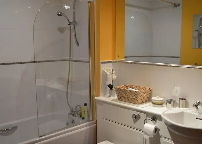 Large 2 Bed Flat, 2 Bath, Free Parking & Lift Lägenhet Edinburg