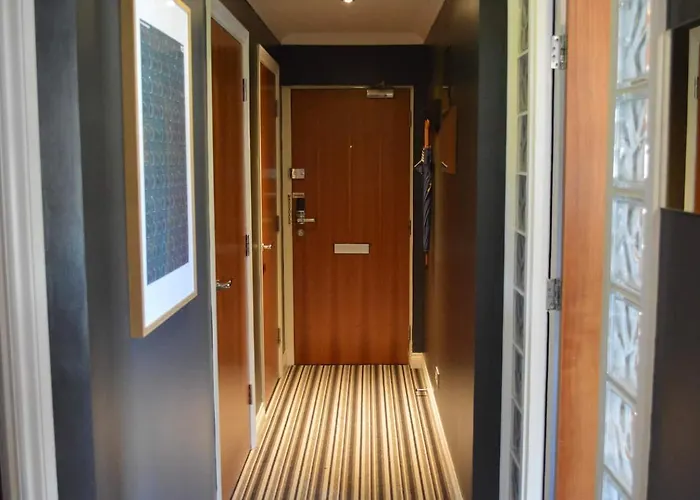 Large 2 Bed Flat, 2 Bath, Free Parking & Lift * Edinburg