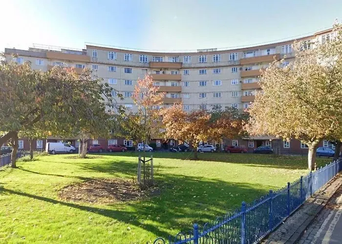 Floor Getaway With Cozy Canopy Bed * Edinburgh