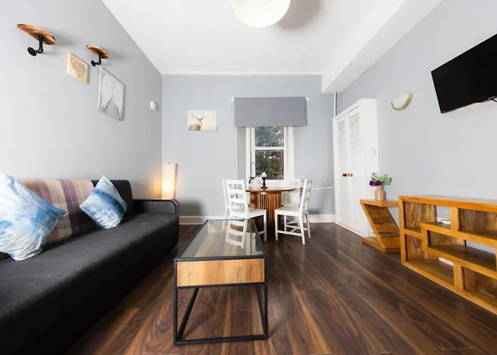 Stylish And Unique By The Meadows 8 Apartment