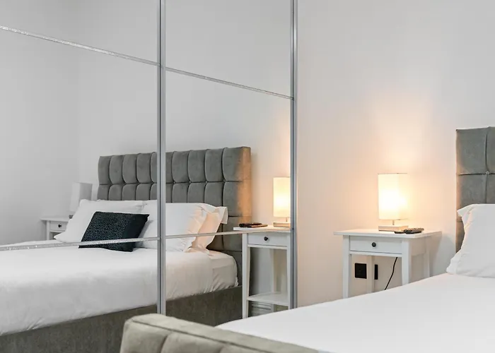 Upper Grove 2 Bedroom - Apartment *