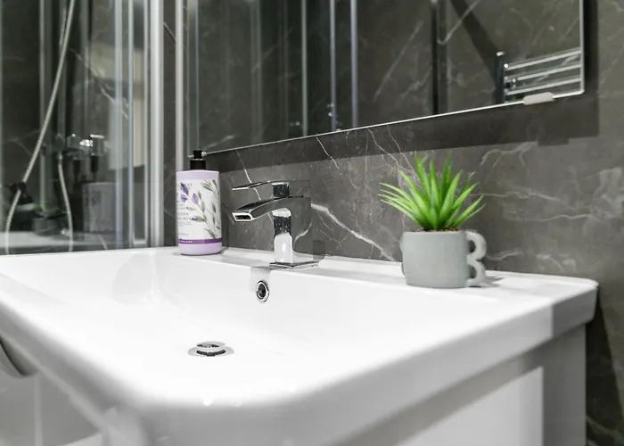 Upper Grove 2 Bedroom - Apartment *