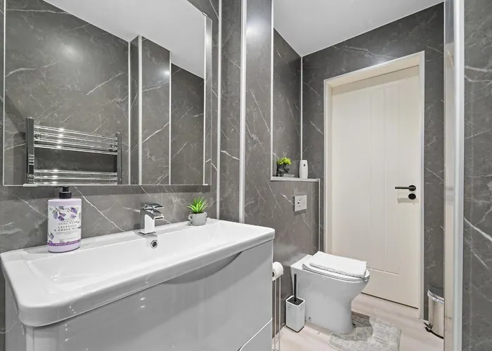 Upper Grove 2 Bedroom - Apartment *