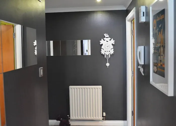 Large 2 Bed Flat, 2 Bath, Free Parking & Lift * Edinburg