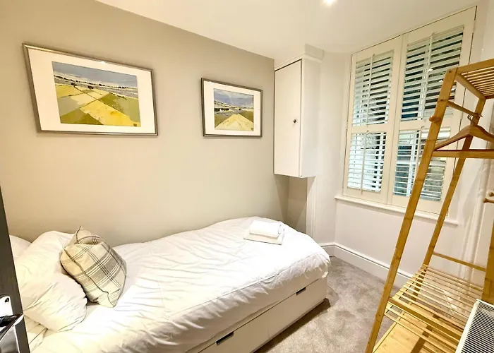 Ultra Modern, Stylish Next To Princes St Appartement