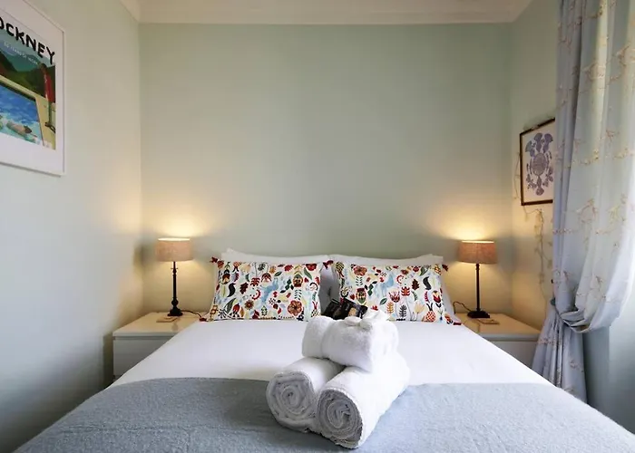 Bernard St - Bright And Spacious 1 Bed At The Shore!