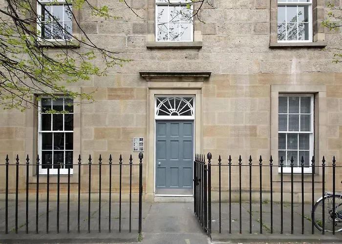 Bernard St - Bright And Spacious 1 Bed At The Shore! Daire *