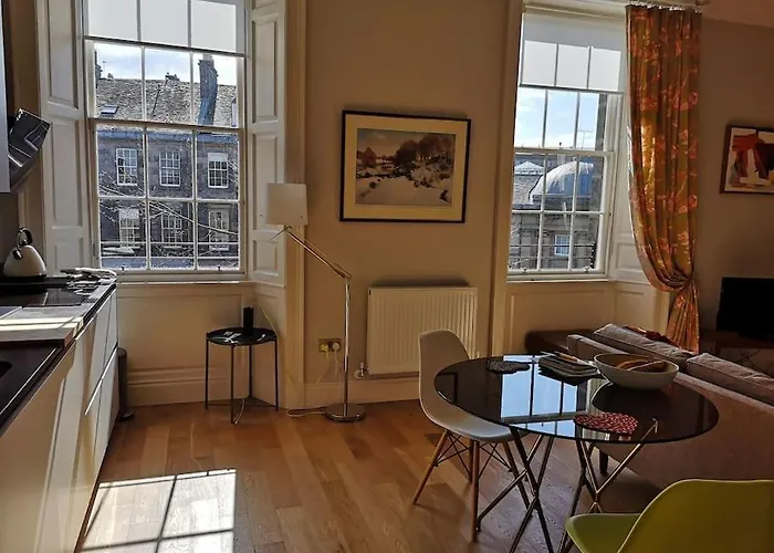 Bernard St - Bright And Spacious 1 Bed At The Shore!