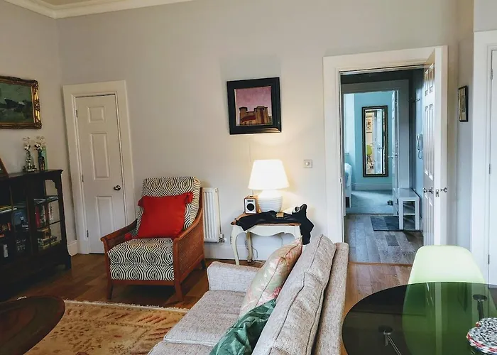 Bernard St - Bright And Spacious 1 Bed At The Shore! *