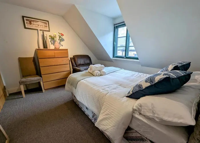 Semesterbostad Center Gem-4bd House! *