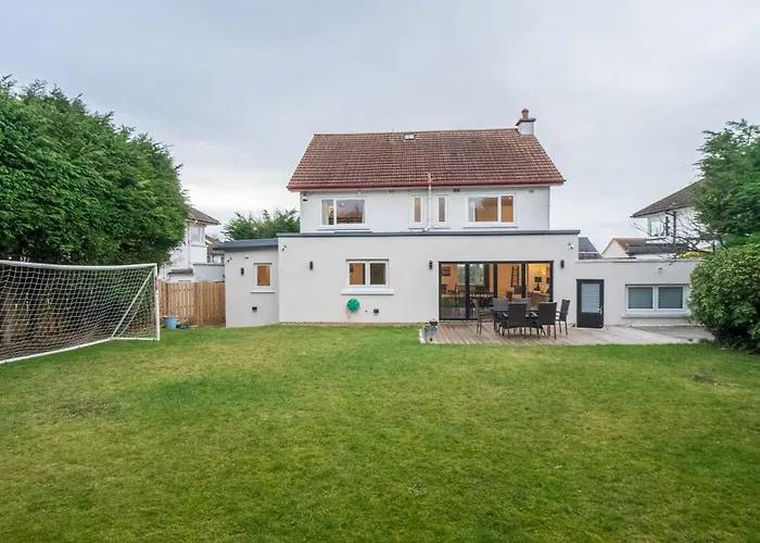 Spacious 5-bed With Garden Parking - Pass The Keys 度假居