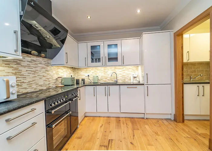 Family Friendly 3br Townhouse With 6 Beds And Parking Vakantiehuis