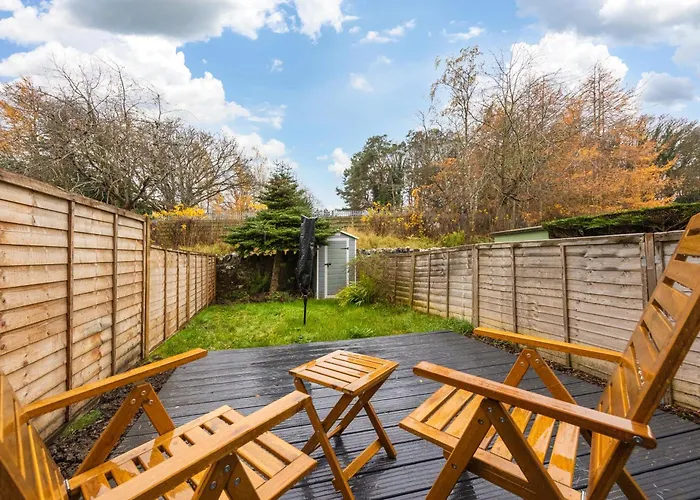 Ferienhaus Bright 1-bed With Garden Near Braid Hills Golf Course *