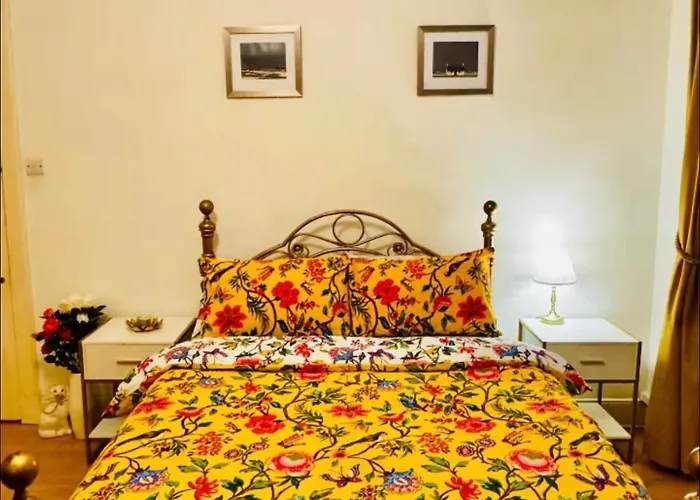 Rum i privatbostad Charming With Private Bathroom In Centre *