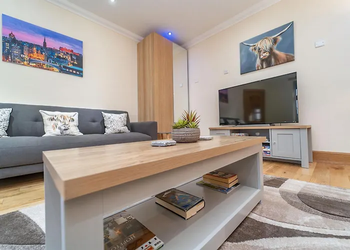 Family Friendly 3br Townhouse With 6 Beds And Parking Edinburgh