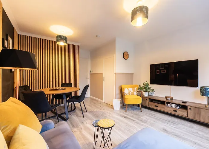 Ferienhaus Bright 1-bed With Garden Near Braid Hills Golf Course