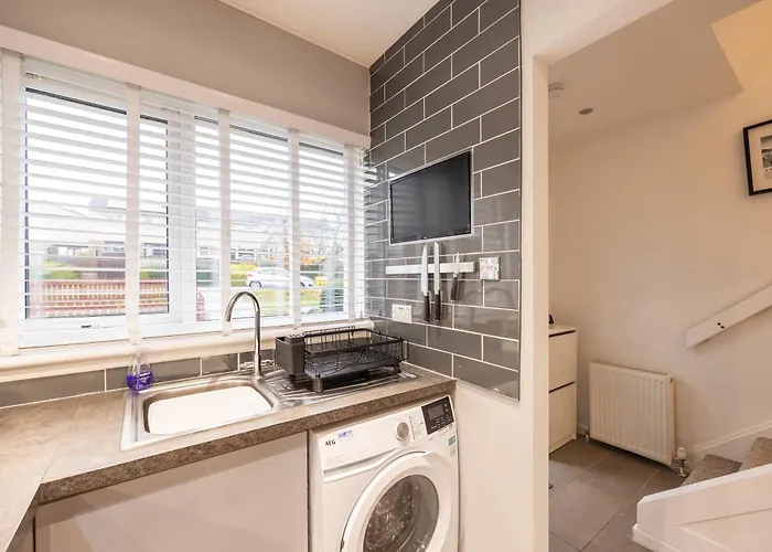 Ferienhaus Bright 1-bed With Garden Near Braid Hills Golf Course