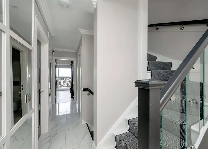 Luxury Waterfront Retreat For Groups 度假居