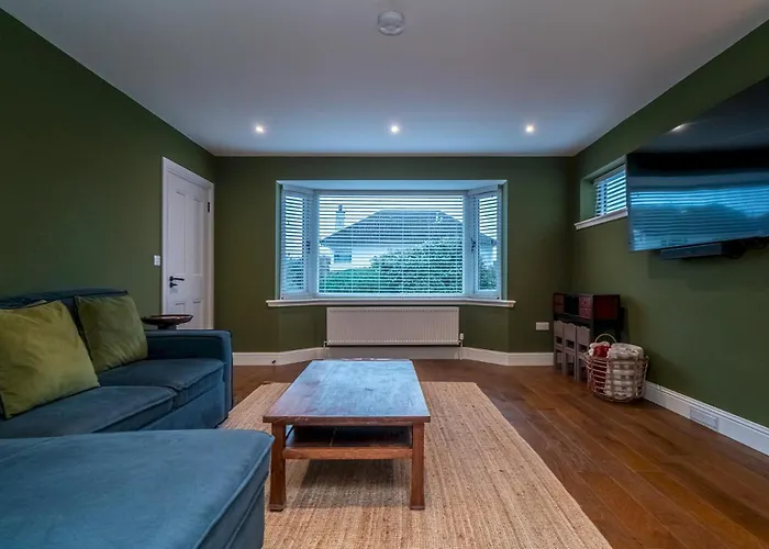 Spacious 5-bed With Garden Parking - Pass The Keys 度假居