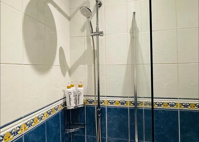 Charming With Private Bathroom In Centre *