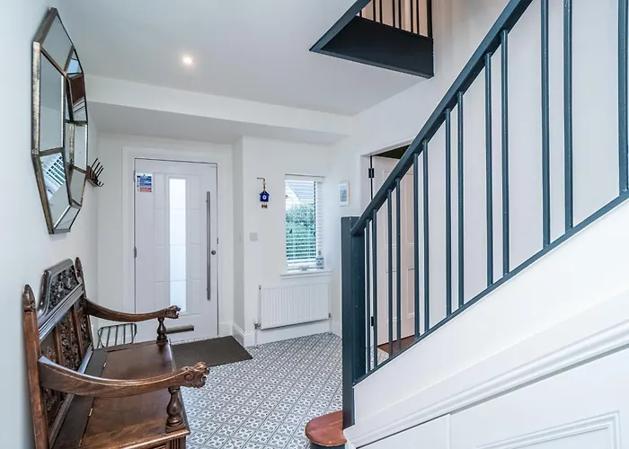 Vakantiehuis Spacious 5-bed With Garden Parking - Pass The Keys *