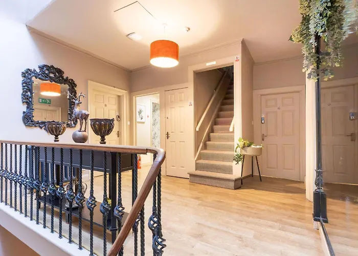 38 Bide Collective * אדינבורו