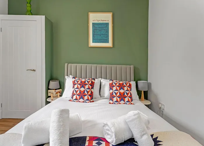 Stylish 2-bed Garden *