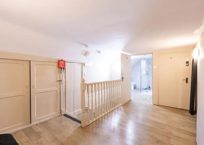 38 Bide Collective * אדינבורו