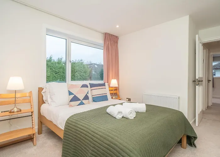 Spacious 5-bed With Garden Parking - Pass The Keys *