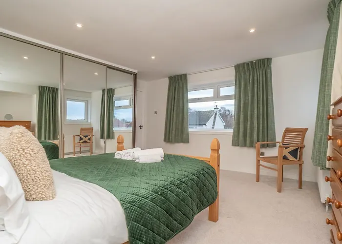 Spacious 5-bed With Garden Parking - Pass The Keys Vakantiehuis