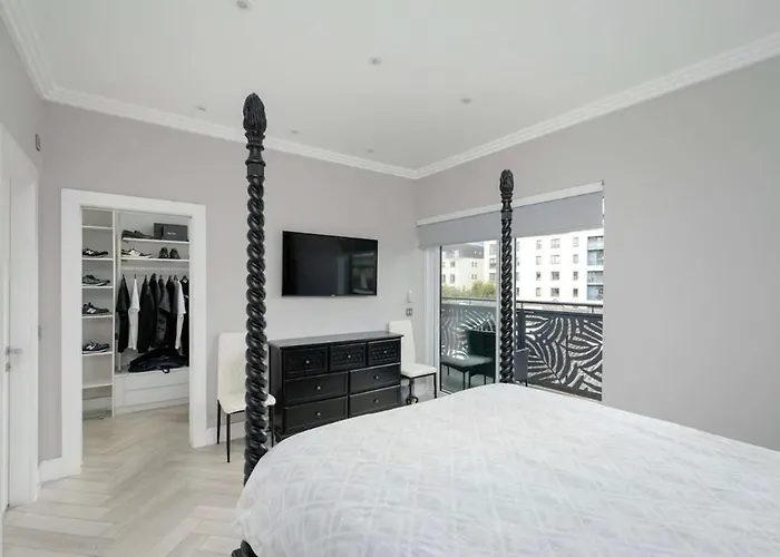 Luxury Waterfront Retreat For Groups *