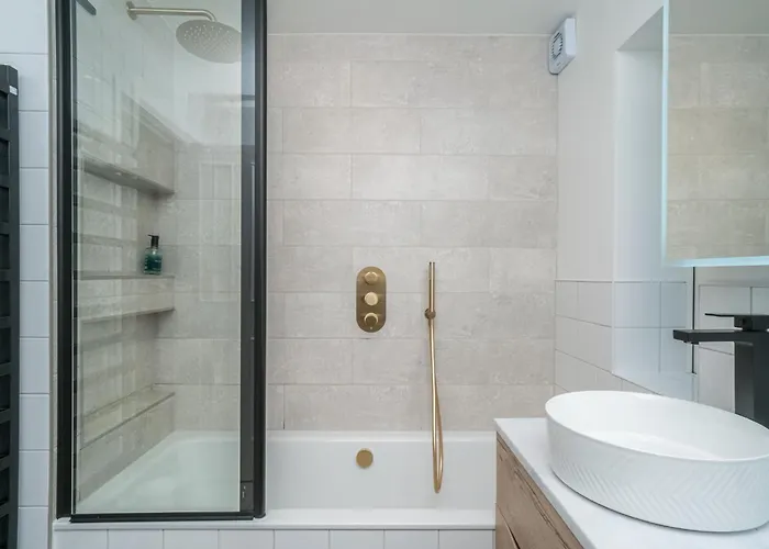 Spacious 5-bed With Garden Parking - Pass The Keys