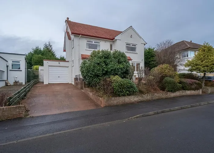 Spacious 5-bed With Garden Parking - Pass The Keys Edinburgh